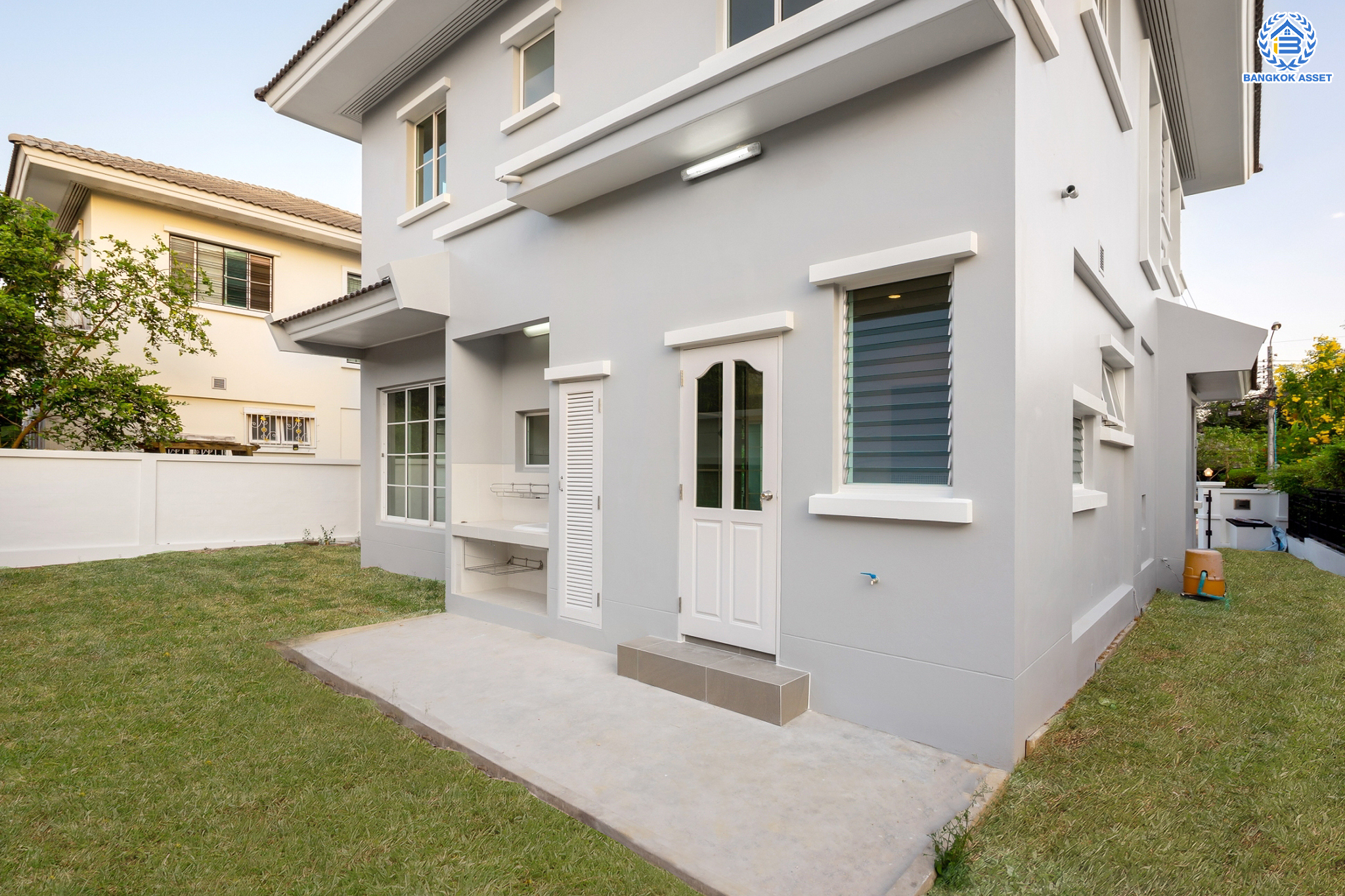 บ้านมือสองตกแต่งใหม่ ม.ชัยพฤกษ์ บางบัวทอง บ้านเดี่ยว แบรนด์ LH  เนื้อที่ 92.9 ตร.ว. ฟังก์ชัน 3 ห้องนอน 3 ห้องน้ำ จอดรถได้ถึง 4 คัน มีพื้นที่บริเวณบ้านกว้างขวางกว่า 232 ตร.ม. พร้อม Facilities ครบครัน บนทำเลเดินทางสะดวก ติดถนนบางกรวย-ไทรน้อย ใกล้เซ็นทรัลเวสต์เกต และรถไฟฟ้าสายสีม่วง "สถานีบางพลู"